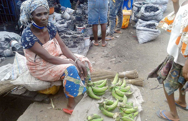 A women selling fruit in a market