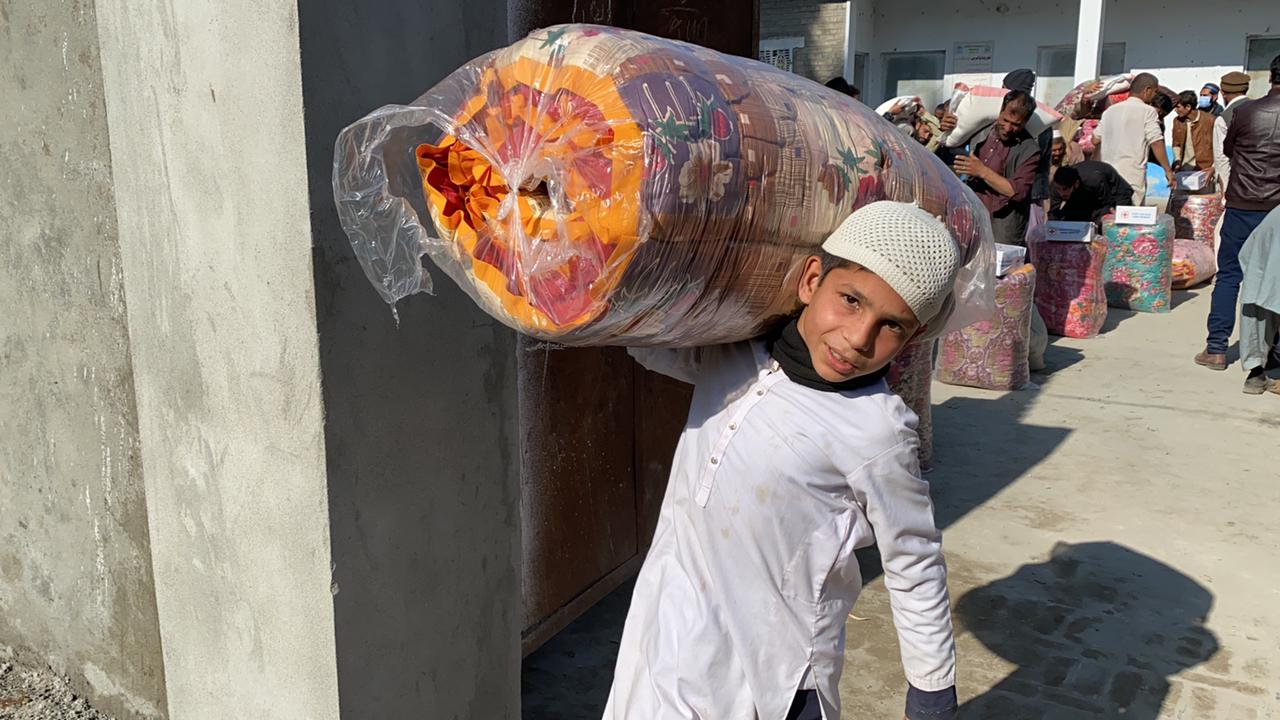 PAKISTAN: Afghan refugee families receive humanitarian aid