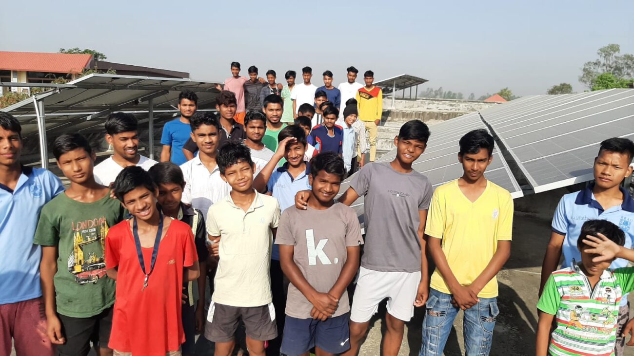 INDIA: Students benefit from electricity through solar panel
