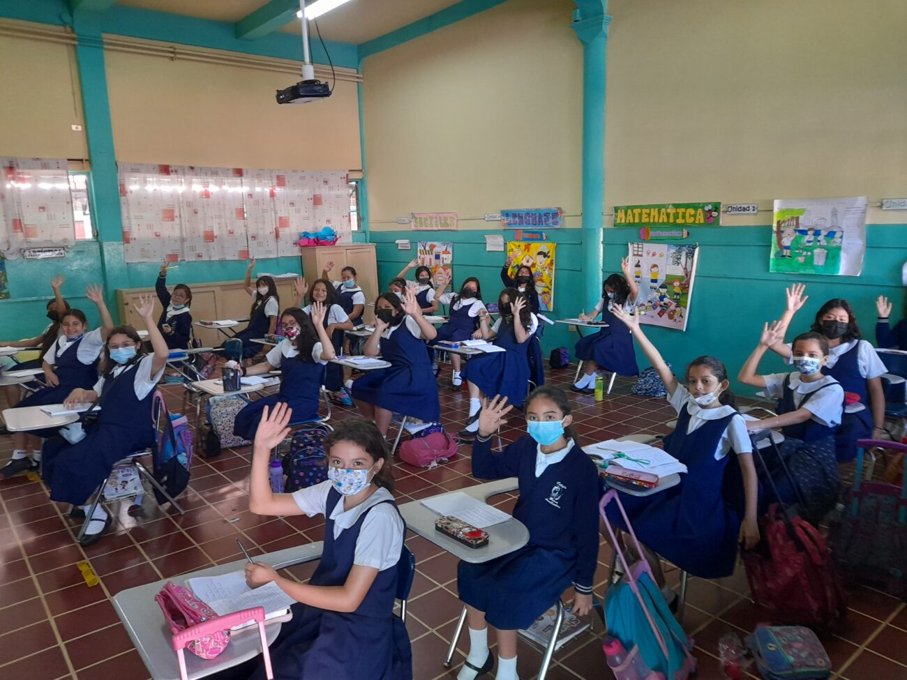 EL SALVADOR: Two nursery and primary schools receive furniture