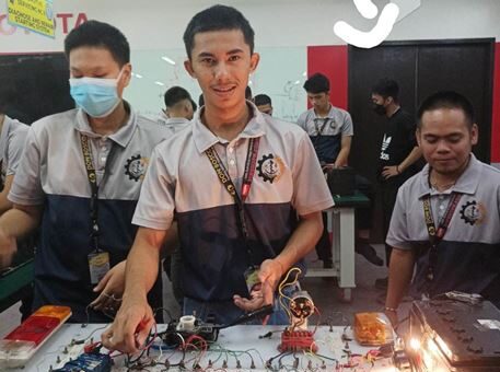 PHILIPPINES: Students continue education thanks to donor funding