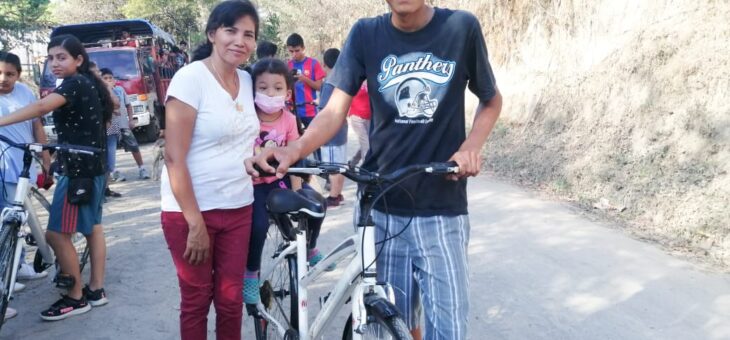 EL SALVADOR: Youth receive laptops, bicycles thanks to Salesian Missions